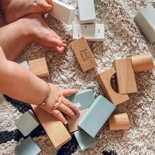 This wooden blocks set will help your little one practice those fine motor skills 💙⁣⁣
⁣
⁣
📸 @_life_of_scott_⁣
⁣
⁣
⁣
#labellabel #woodentoys #woodenblocks #ecoproducts #babygifts #woodenblocksset