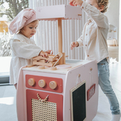 Because the Bistro has 4 sides to play it's easy to play together with your siblings and friends! 👩‍🍳👨‍🍳🍳⁣
⁣
⁣
⁣
⁣
⁣
#labellabel #kidsplayroom #playroomideas #playroominspo #playkitchen #learningthroughplay #woodenbistro #woodenkitchen